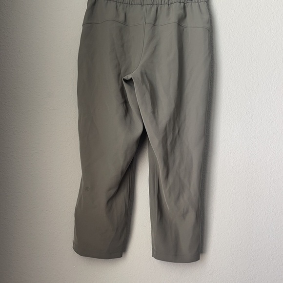 Lululemon On The Fly Crop *Woven 23"
Grey Sage size 6 - Picture 6 of 11